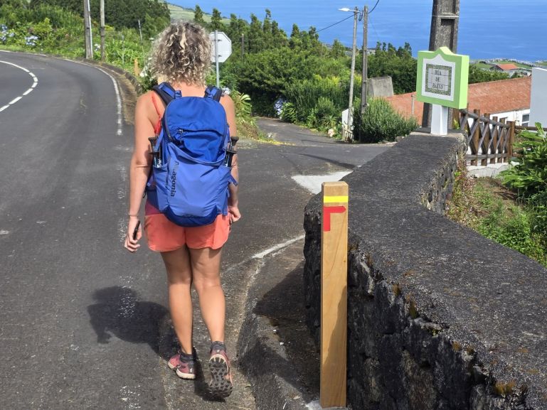 Občas se chodí i po silničkách. São Jorge, Azory